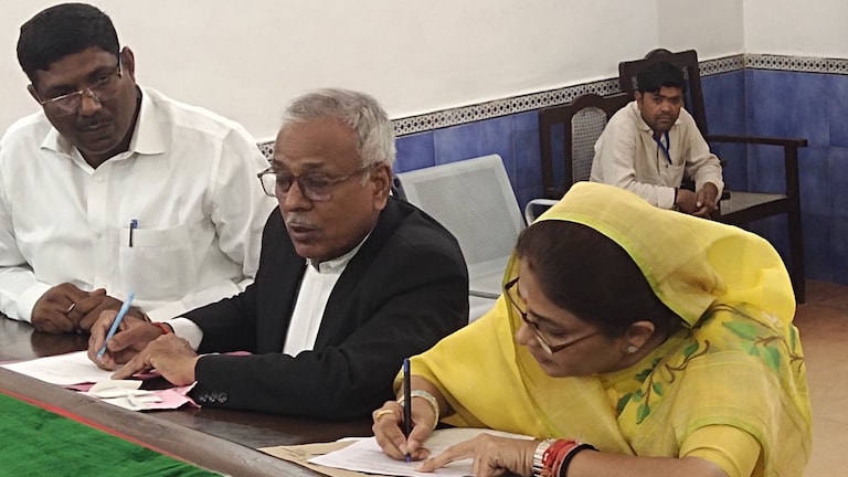 जौनपुर में धंनजय सिंह की पत्नी श्रीकला ने आज 4 में से 2 ही सेट क्यों दाखिल किए? क्या है वजह UP Tak