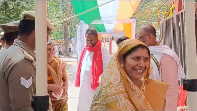 बांदा-चित्रकूट लोकसभा सीट से सपा के दो उम्मीदवार, पहले पत्नी ने फिर पति ने किया नामांकन UP Tak