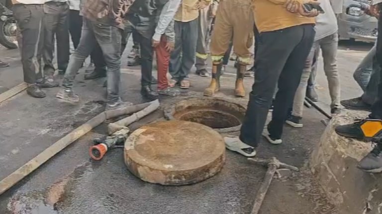 लखनऊ में सीवर की सफाई करने उतरे थे पिता-पुत्र सोबरन और सुशील यादव, वहीं हुए बेहोश और चली गई जान UP Tak