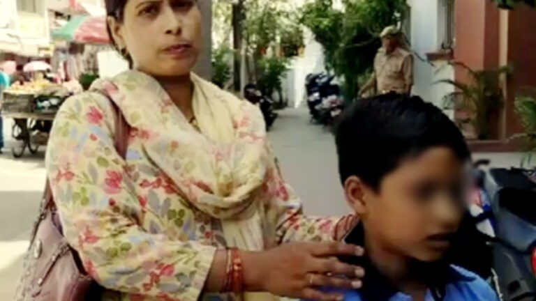 मासूम के कान में लगी हुई 5 लाख की कॉक्लियर इंप्लांट डिवाइस लूटकर भागे बदमाश, क्या होती है ये? Moradabad, Moradabad News, UP News, UP Viral News, Moradabad Viral News, UP Viral News, Viral News