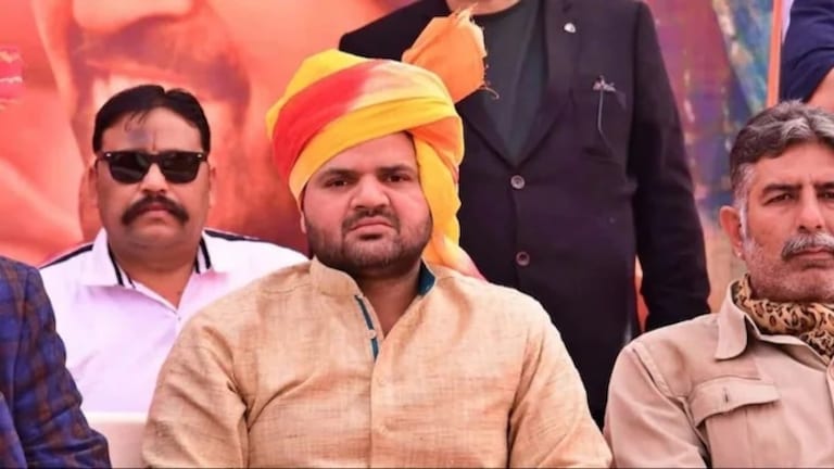 पिता बृजभूषण का टिकट कटने और खुद BJP प्रत्याशी बनने के बाद बेटे करण का आया ये पहला रिएक्शन Karan Bhushan Singh is the son of BJP MP Brij Bhushan Singh.