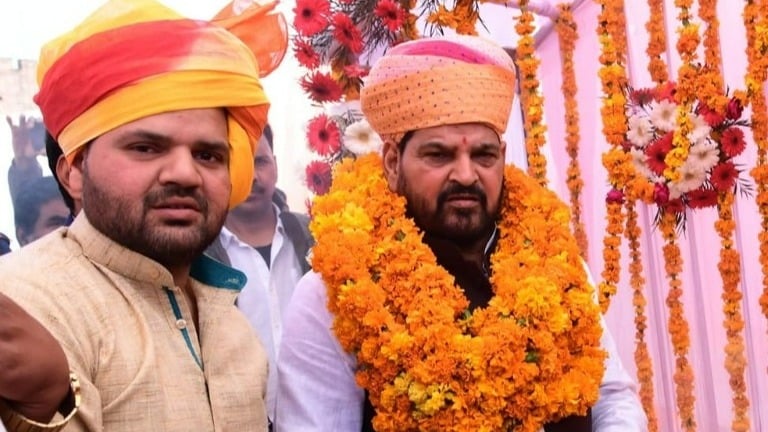 33 का जिक्र करते हुए बाहुबली बृजभूषण शरण सिंह ने जो बोला, समर्थक भी जय-जयकार करने लगे Karan Bhushan Singh (left) is the son of BJP MP Brij Bhushan Singh. (Credit: Facebook/ Karan Bhushan Singh)