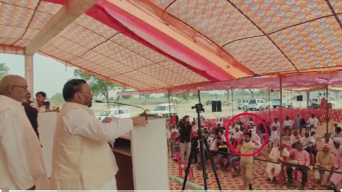 आगरा में स्वामी प्रसाद मौर्य दे रहे थे भाषण, तभी सामने से उठा शख्स और फेंक दिया जूता Swami Prasad Maurya, Swami Prasad Maurya News, Swami Prasad Maurya Agra, Agra, Agra News, UP News, Lok Sabha Chunav, UP Lok Sabha Chunav, UP News, स्वामी प्रसाद मौर्य, स्वामी प्रसाद मौर्य न्यूज, आगरा, यूपी न्यूज, लोकसभा चुनाव