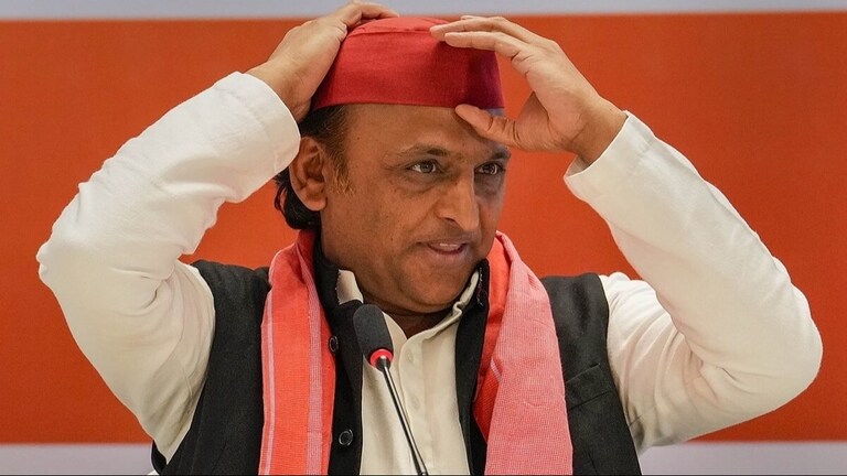 मैनपुरी में निकली अनोखी बारात, अखिलेश यादव भी हुए शामिल, तस्वीर शेयर कर बोले- 'क्रांति होने जा रही है...' सपा अध्यक्ष अखिलेश यादव