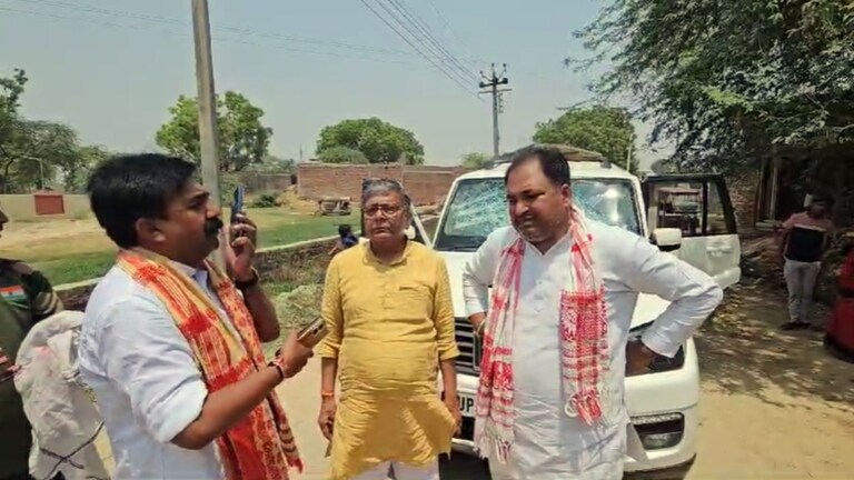 Mainpuri Lok Sabha Seat 2024: मैनपुरी में वोटिंग के बीच मार! BJP नेताओं की गाड़ी के शीशे कूचे Mainpuri Lok Sabha Seat, Mainpuri Lok Sabha Seat Voting, Mainpuri Voting, Mainpuri, Samajwadi Party, BJP, Lok Sabha Chunav, Lok Sabha Chunav Voting, Chunav Voting, UP News