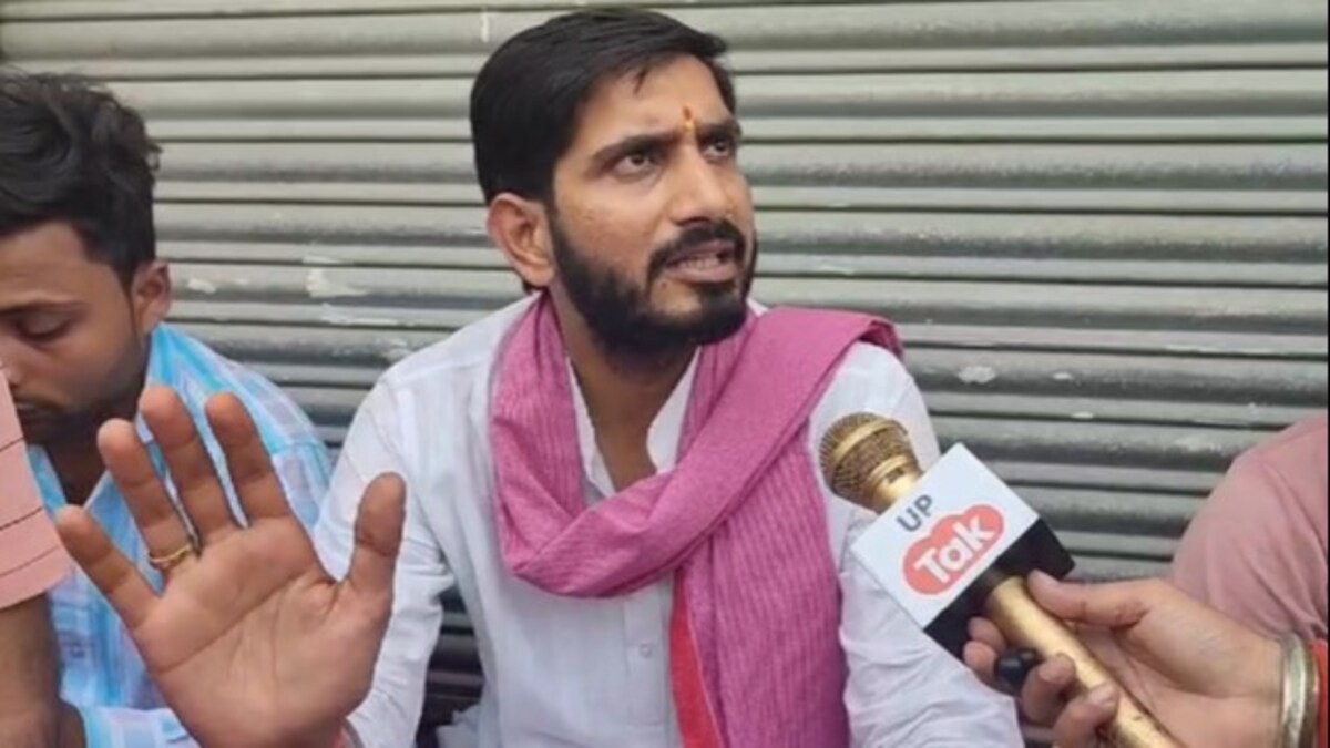 Budaun Chunav 2024: बदायूं में मतदान के बीच धरने पर बैठे आदित्य यादव, प्रशासन पर लगाया ये बड़ा आरोप UP Tak