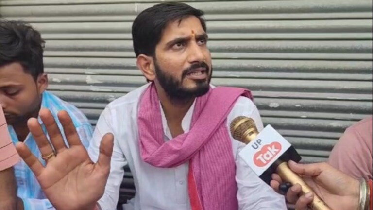 Budaun Chunav 2024: बदायूं में मतदान के बीच धरने पर बैठे आदित्य यादव, प्रशासन पर लगाया ये बड़ा आरोप UP Tak