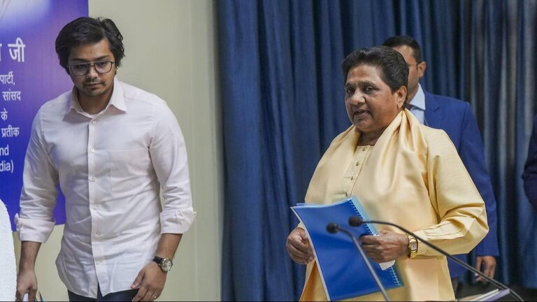 मायावती ने आकाश आनंद को जिम्मेदारी से हटाया पर उनके पिता और अपने भाई आनंद कुमार के लिए जारी किया ये आदेश Mayawati Announcement About Akash Anand