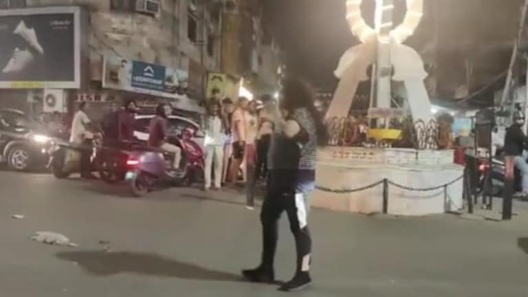 कानपुर: बीच सड़क उतारने लगी कपड़े, नशे में धुत महिला का हाई वोल्टेज ड्रामा, पुलिस भी हैरान  UP Tak