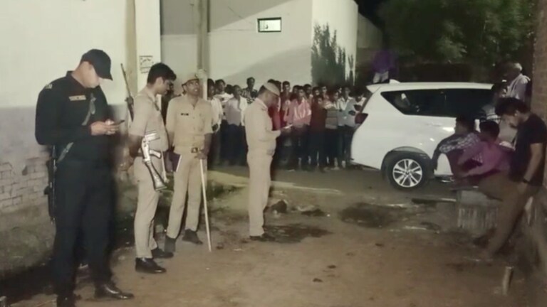 बरेली: घर में मिली 2 सगी बहनों की लाश, मंजर देख सब हैरान पर सबसे बड़ी मिस्ट्री तो ये है Bareilly, Bareilly News, Bareilly Crime, Crime, Crime up, UP Crime, UP News, Viral News