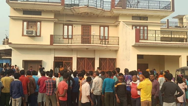 घर में रातभर खेला गया खूनी खेल! शख्स ने पूरे परिवार को किया खत्म, सीतापुर का ये केस बना मिस्ट्री Sitapur, Sitapur News, UP Crime, Sitapur Crime, UP News, UP Crime, UP Big Crime, UP Police