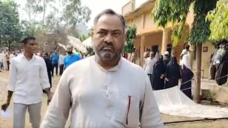Lakhimpur Kheri Chunav: खीरी के इस शख्स का दावा- साइकिल का बटन दबाया, कमल की पर्ची निकली UP Lok Sabha Election 2024 Live Voting In Lakhimpur Kheri