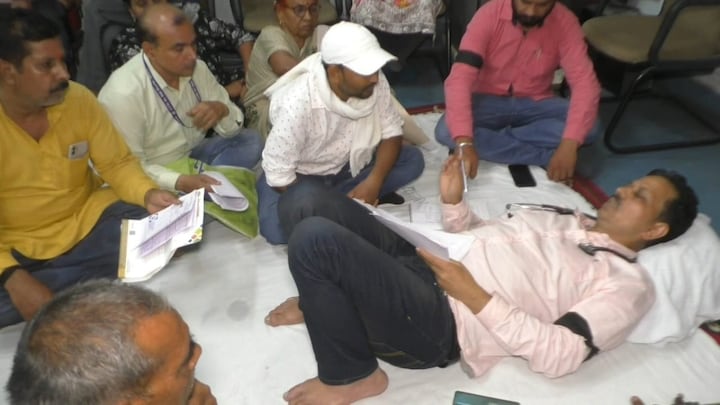 अपने ही चैंबर में पांच दिनों से आमरण अनशन पर बैठे हैं BHU के प्रोफेसर, कर रहे ये मांग UP Tak