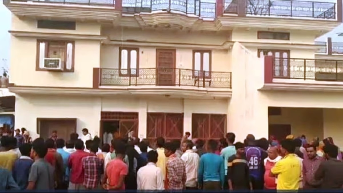 एक परिवार के 6 लोगों की मौत की खबर मिलने के बाद मौके पर ग्रामीणों की भीड़ लग गई थी.