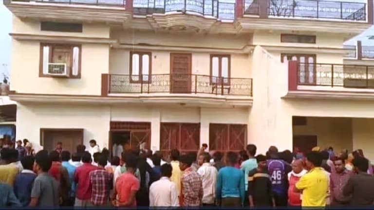 करना था एक कत्ल, मगर खत्म कर दिया पूरा परिवार... सीतापुर हत्याकांड की पूरी कहानी आई सामने एक परिवार के 6 लोगों की मौत की खबर मिलने के बाद मौके पर ग्रामीणों की भीड़ लग गई थी.