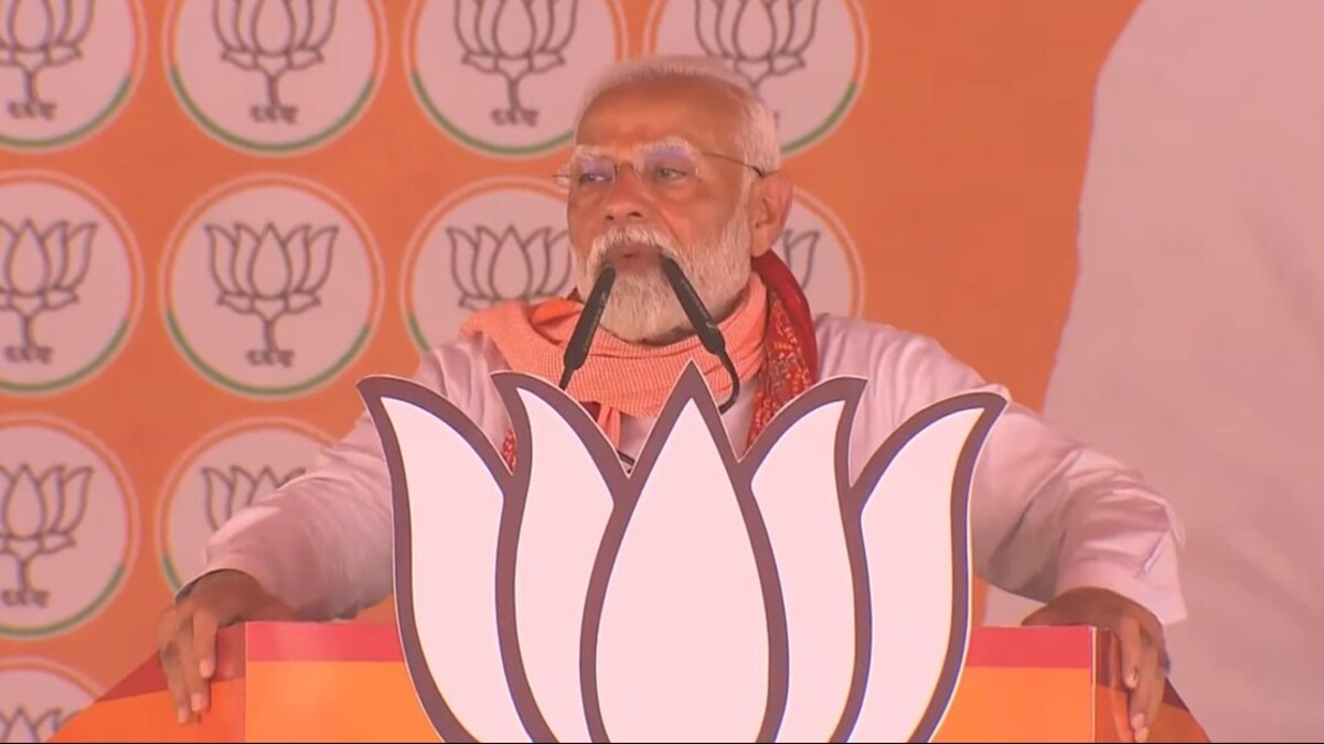 'ये राम मंदिर पर बुलडोजर चलवा देंगे...', बाराबंकी में पीएम मोदी ने सपा-कांग्रेस को दी ट्यूशन की सलाह Addressing a rally in Azamgarh, PM Modi said that he is “amazed” by witnessing the love, blessings, and affection of people.