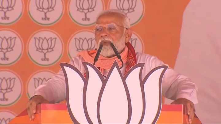 'ये राम मंदिर पर बुलडोजर चलवा देंगे...', बाराबंकी में पीएम मोदी ने सपा-कांग्रेस को दी ट्यूशन की सलाह Addressing a rally in Azamgarh, PM Modi said that he is “amazed” by witnessing the love, blessings, and affection of people.