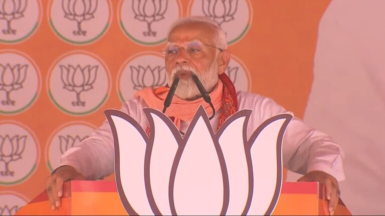 'ये राम मंदिर पर बुलडोजर चलवा देंगे...', बाराबंकी में पीएम मोदी ने सपा-कांग्रेस को दी ट्यूशन की सलाह Addressing a rally in Azamgarh, PM Modi said that he is “amazed” by witnessing the love, blessings, and affection of people.