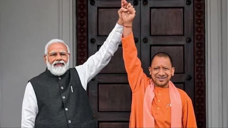 यूपी में हो सकता है बड़ा उलटफेर, चार चरणों के बाद योगेंद्र यादव ने बताया सीटों का पूरा गणित पीएम नरेंद्र मोदी और सीएम योगी आदित्यनाथ (फाइल फोटो)