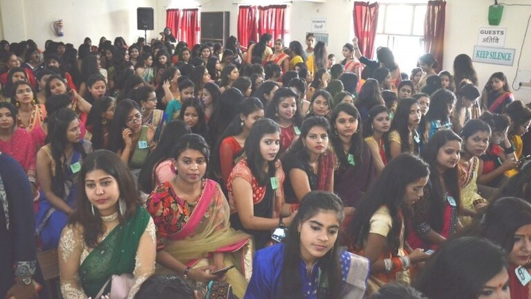 Sarkari Naukri: वाराणसी के इस मशहूर महिला कॉलेज में निकलीं सरकारी नौकरियां, जानें कौन कर सकता है अप्लाई Vasanta College for Women