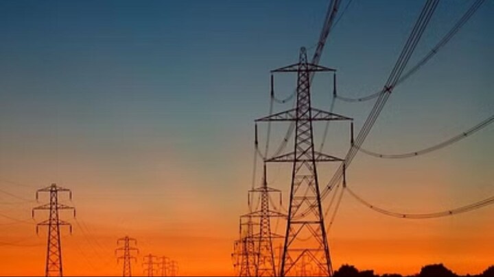 41 से 45 डिग्री सेल्सियस नोएडा का तापमान, ऊपर से बिजली गायब, फ्लैट में कैसे आए नींद? Noida