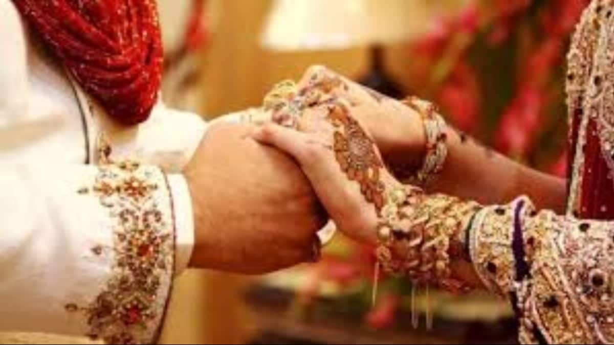 हापुड़ : जयमाला के समय दूल्हे ने जबरन किया दुल्हन को KISS, फिर बारातियों और घरातियों में हुआ बवाल UP Tak