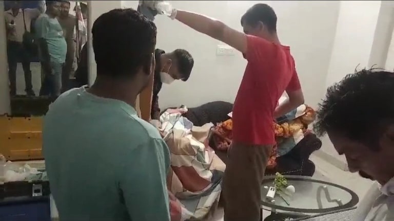 शाहजहांपुर : बॉयफ्रेंड के साथ रेस्टोरेंट में पिज्जा खाने गई थी नर्स,फिर कुछ घंटों बाद वहां मिली उसकी लाश UPTak