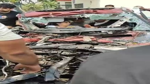 नोएडा : एक्सीडेंट में चकनाचूर हो गई कार, 15 मिनट तक फंसी रहीं मां-बेटी, ऐसे बची जान UP Tak
