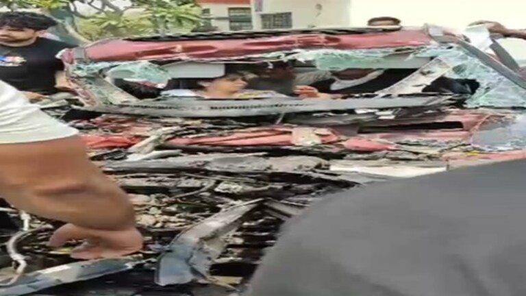 नोएडा : एक्सीडेंट में चकनाचूर हो गई कार, 15 मिनट तक फंसी रहीं मां-बेटी, ऐसे बची जान UP Tak