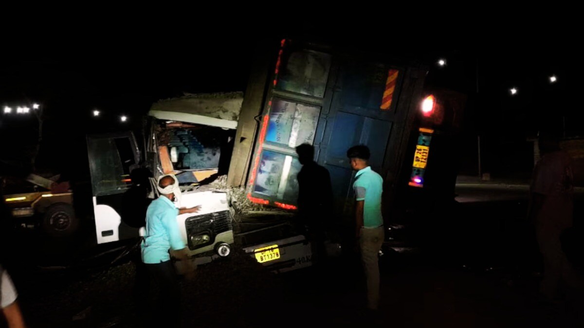 Shahjahanpur में भीषण सड़क हादसा! श्रद्धालुओं की बस के ऊपर पलटा गिट्टियों से भरा डंपर, 11 की मौत UP Tak