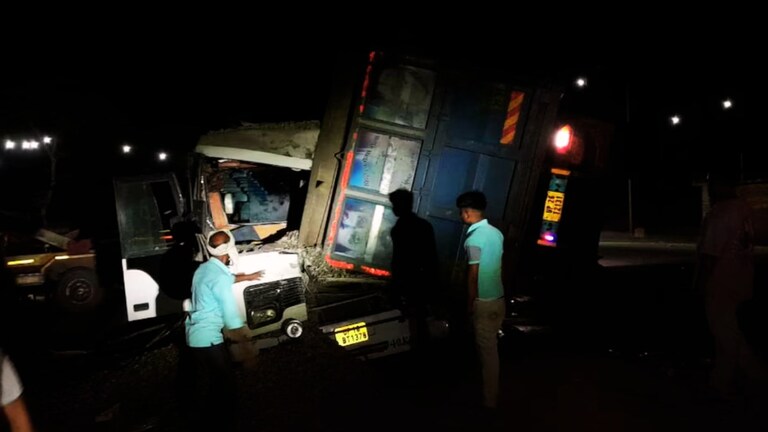 Shahjahanpur में भीषण सड़क हादसा! श्रद्धालुओं की बस के ऊपर पलटा गिट्टियों से भरा डंपर, 11 की मौत UP Tak