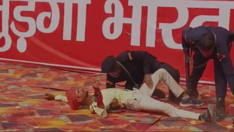 सुरक्षा तोड़कर अखिलेश यादव की ओर दौड़ा युवक, कमांडो ने बिजली की रफ्तार से धर दबोचा, वीडियो आया सामने UP Tak