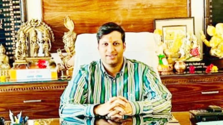 कौन हैं जौनपुर के DM रविंद्र कुमार मांदड़ जो ‘EVM से भरी मिनी ट्रक’ प्रकरण को लेकर चर्चा में आए Ravindra Kumar Mandar IAS, Jaunpur, Jaunpur News, Who is IAS Ravindra Kumar Mandar, Who is Jaunpur DM Ravindra Kumar Mandar, Jaunpur Lok Sabha Chunav, Jaunpur News, SP, Samajwadi Party, UP News, UP Viral