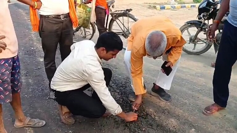 शाहजहांपुर में BJP विधायक ने अपनी सरकार के सिस्टम को किया एक्सपोज! कलम से खोद दी नई बनी सड़क UP Tak