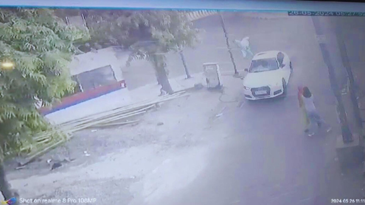 नोएडा: तेज रफ्तार की चपेट में आया बुजुर्ग, ऑडी वाला रौंदता हुआ हो गया फरार, CCTV वीडियो सामने आई UP Tak