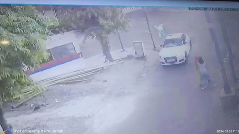 नोएडा: तेज रफ्तार की चपेट में आया बुजुर्ग, ऑडी वाला रौंदता हुआ हो गया फरार, CCTV वीडियो सामने आई UP Tak