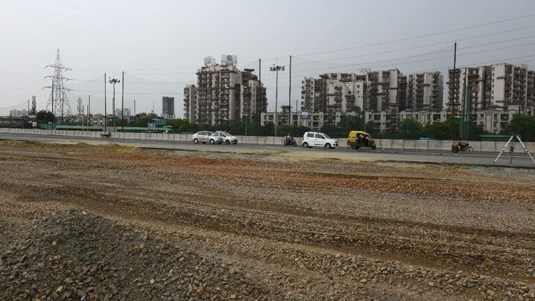 नोएडा, लखनऊ, गोरखपुर में प्लॉट खरीदने से पहले कैसे जानें जमीन किसके नाम पर है? ये है तरीका UP Tak