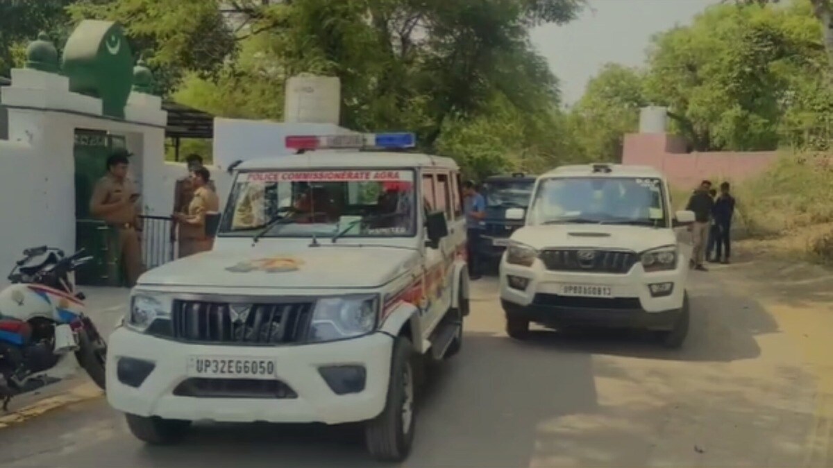 आगरा की मस्जिद में महिला की लाश पर फैलाई जा रही ये अफवाह, इसपर भरोसा करेंगे तो फंस जाएंगे आप Agra, Agra News, Agra Crime, Agra Police, Agra Hatya, Agra Viral, UP News, UP News in Hindi, UP Police, UP Viral, Viral News, Crime News