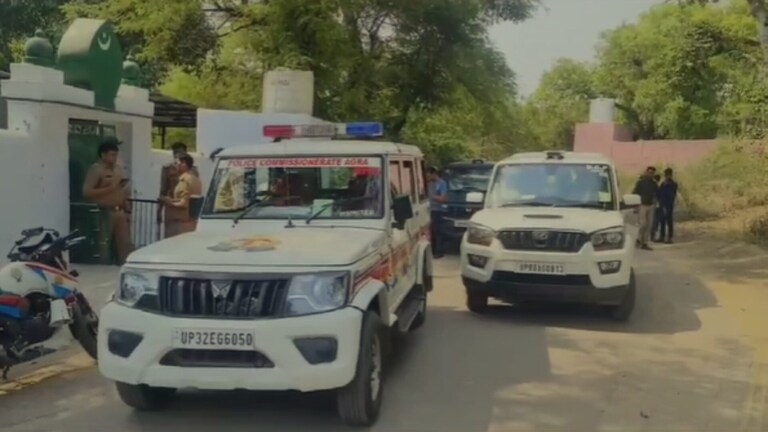 आगरा की मस्जिद में महिला की लाश पर फैलाई जा रही ये अफवाह, इसपर भरोसा करेंगे तो फंस जाएंगे आप Agra, Agra News, Agra Crime, Agra Police, Agra Hatya, Agra Viral, UP News, UP News in Hindi, UP Police, UP Viral, Viral News, Crime News