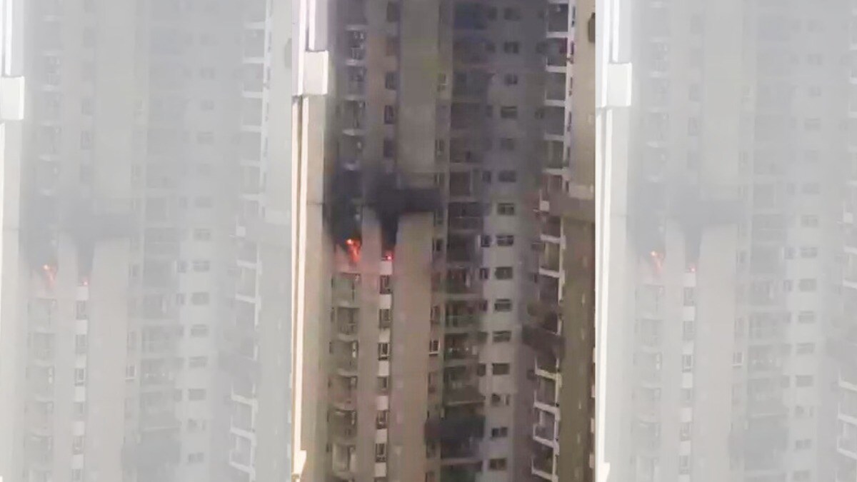 Noida के सेक्टर-100 की इस सोसाइटी में AC में हुआ ब्लास्ट, जानें वहां कैसा है माहौल Noida AC Blast