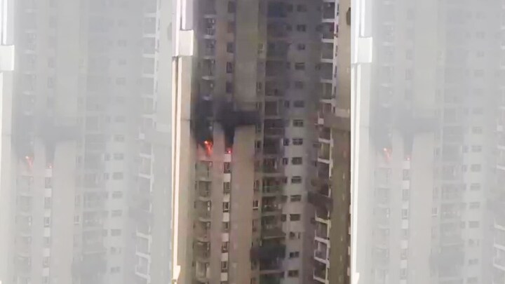 Noida के सेक्टर-100 की इस सोसाइटी में AC में हुआ ब्लास्ट, जानें वहां कैसा है माहौल Noida AC Blast