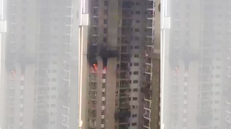 Noida के सेक्टर-100 की इस सोसाइटी में AC में हुआ ब्लास्ट, जानें वहां कैसा है माहौल Noida AC Blast