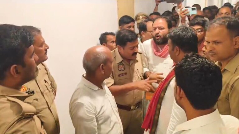 कुशीनगर : रात में सपा प्रत्याशी के होटल पर पुलिस ने की छापेमारी, फिर दिखा ऐसा नजारा UP Tak