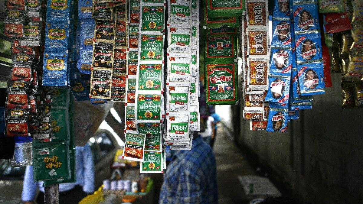UP में पान मसाला और तंबाकू खाने वालों के लिए बुरी खबर! सरकार ने लिया ये सख्त फैसला UP Tak