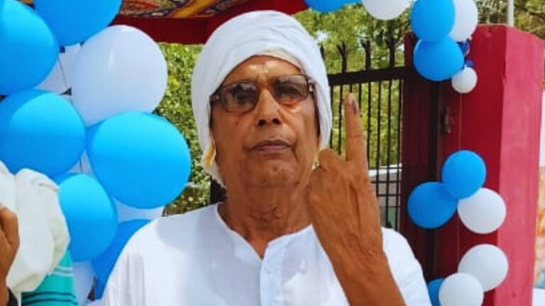 भीषण गर्मी के बीच लखनऊ से गाजीपुर वोट डालने पहुंचे 90 साल के 'गुरु जी', लोकतंत्र के लिए कह दी ये बात UPTak