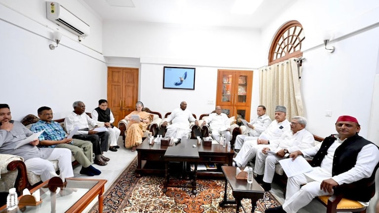 वोटिंग के बीच INDIA की बैठक में दिल्ली पहुंचे अखिलेश के हाथ में ये कैसी लिस्ट, क्या है इसमें? UPTak