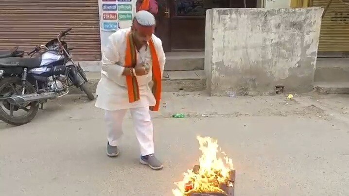 'भगवान रूपी मोदी को धोखा मिला'...चुनाव नतीजों पर आगरा में हिंदूवादी नेता ने तोड़ा टीवी, लगाई आग UP Tak