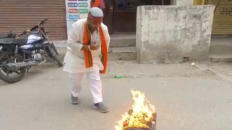'भगवान रूपी मोदी को धोखा मिला'...चुनाव नतीजों पर आगरा में हिंदूवादी नेता ने तोड़ा टीवी, लगाई आग UP Tak