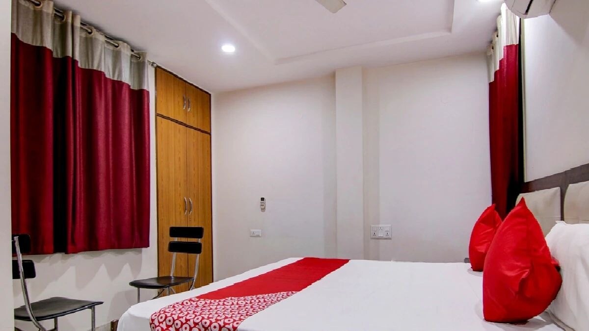 प्रेमी ने बुक कराया प्रेमिका के लिए कमरा नंबर-105, दोनों पहुंच भी गए, अब हो गया बहुत बड़ा कांड Lucknow