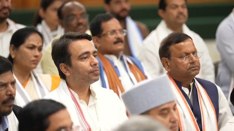 NDA सरकार में बनेंगे मंत्री, देखिए PM मोदी के सामने किस कतार में बैठे हैं जयंत चौधरी Picture: jayant chaudhary